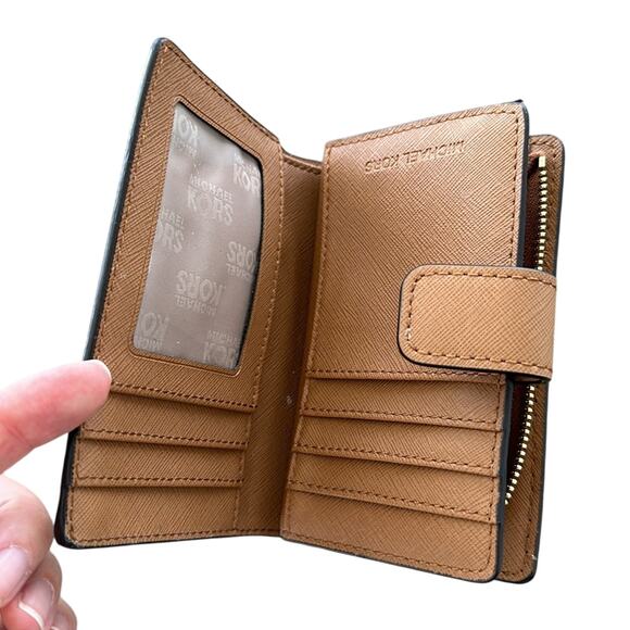 Michael Kors Hamilton Travel Messenger Crossbody Bag and matching wallet - Picture 9 of 10